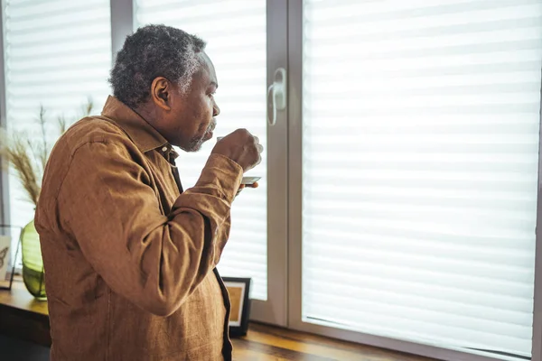 Cropped Shot Contemplative Senior Man Standing Alone His Home Enjoying — Stock Photo, Image