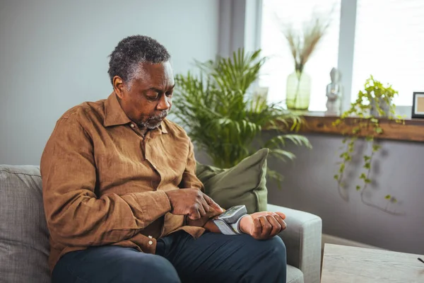 Hypertension Older Age Senior Black Man Measuring Arterial Blood Pressure — Stock Photo, Image