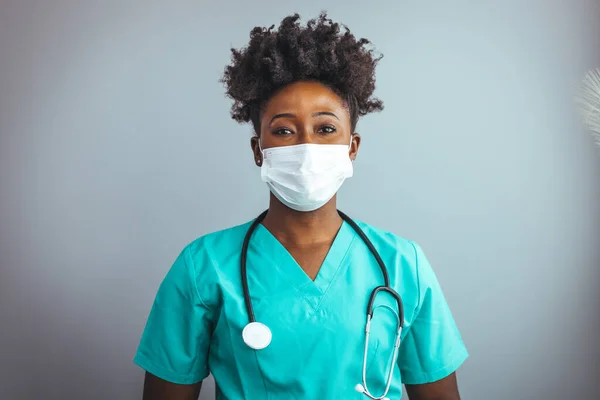 Retrato Uma Enfermeira Afro Americana Usando Máscara Protetora Para Evitar — Fotografia de Stock