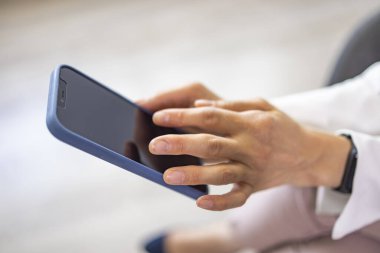 İnternette sörf yapmak. Fotokopi alanı olan akıllı telefon kullanan iş kadınının elini kapat. Cep telefonuyla cep telefonundan mesaj bırakan kadın bizimle irtibata geçti.