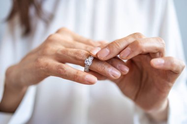 Kararlı kadının nikah yüzüğünü çıkarması kocandan ayrılmaya karar vermesi, genç kadının nişan takılarını çıkarması boşanma ya da feshetme sorunları yaşaması.