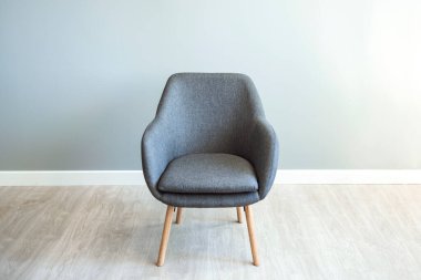 Modern iç mimari tasarımı, boş model duvarları, gri mobilyaları, tavan arası ve klasik oturma odası. Koltuklu ofis içi. 