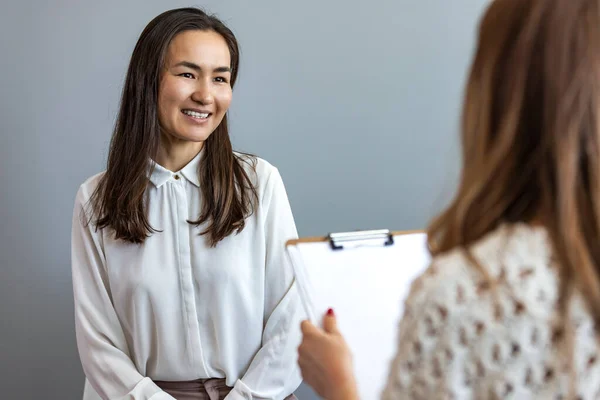 Terapie Succes Tânăr Client Sex Feminin Care Consultă Psihologul Recunoscător — Fotografie, imagine de stoc