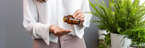 Ujęcie Młodej Kobiety Biorącej Leki Domu Nierozpoznawalna Azjatka Trzymająca Tabletki — Zdjęcie stockowe