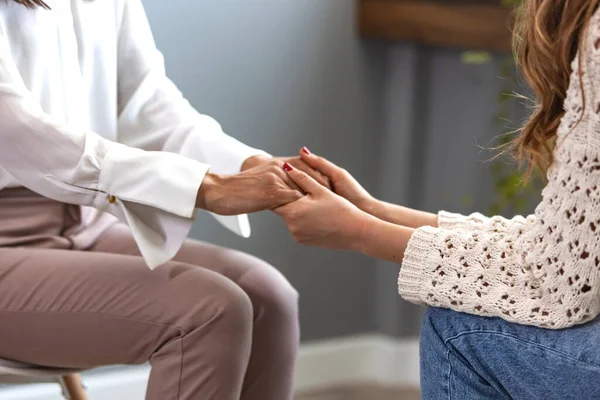 Psycholoog Houdt Hand Hand Van Meisje Patiënt Close Tieners Overwinnen — Stockfoto