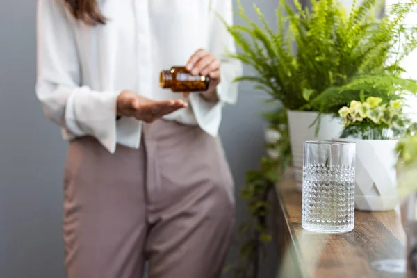 Primer Plano Imagen Milenaria Mixta Chica Raza Sosteniendo Píldora Vaso — Foto de Stock