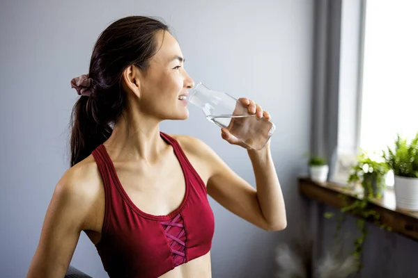 Aziatische Mooie Vrouw Sportkleding Drinken Water Het Sporten Thuis Dorstige — Stockfoto
