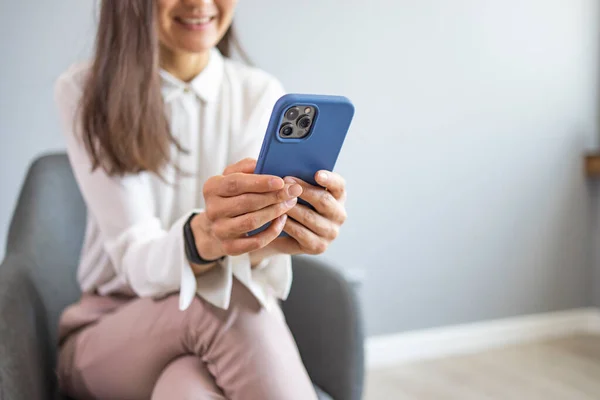 Cose Joven Mujer Asiática Mirando Teléfono Inteligente Para Chat Línea — Foto de Stock