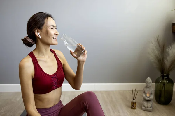 Een Mooie Aziatische Vrouw Sportkleding Drinkt Thuis Woonkamer Water Uit — Stockfoto