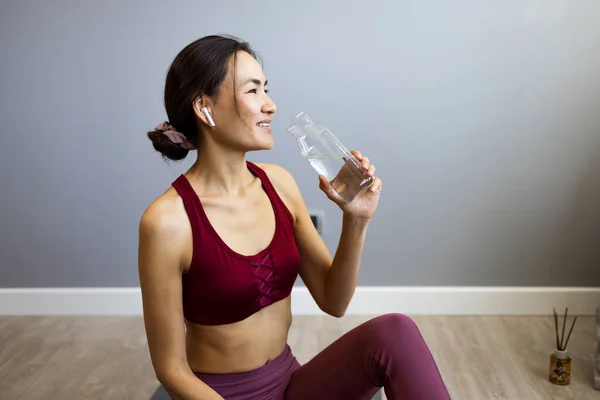 Een Aziatische Vrouw Houdt Een Fles Water Haar Hand Als — Stockfoto