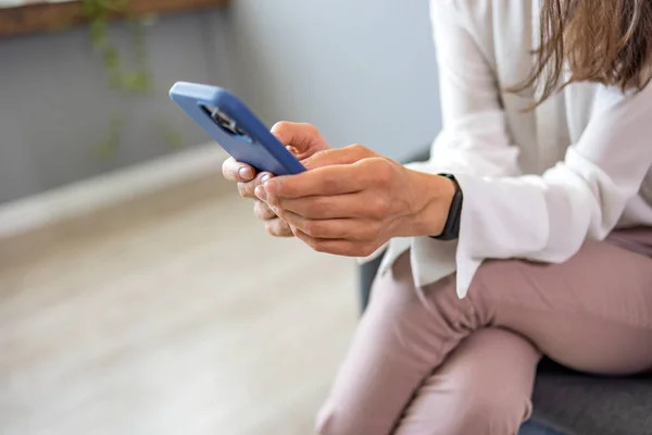 Femme Civil Assise Bureau Près Une Fenêtre Avec Téléphone Main — Photo