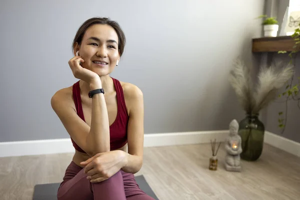 Meditasyon Her Zaman Moralimi Yükseltir Sportif Olgun Bir Asyalı Kadın — Stok fotoğraf