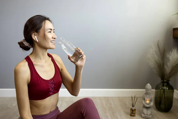 Aziatische Mooie Vrouw Sportkleding Drinken Water Het Sporten Thuis Dorstige — Stockfoto