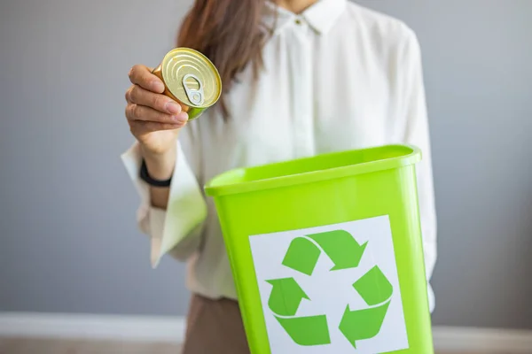 Dziewczyna Podaje Aluminiową Puszkę Recepcji Śmieci Sortowane Odpady Edukacja Ekologiczna Obrazek Stockowy