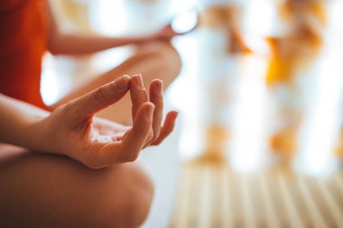 Güzel sarışın kadın tuz odasında meditasyon yapıyor. Tuz odasında tek başına meditasyon yapan bir kadının görüntüsü. Dengemi buluyorum. 
