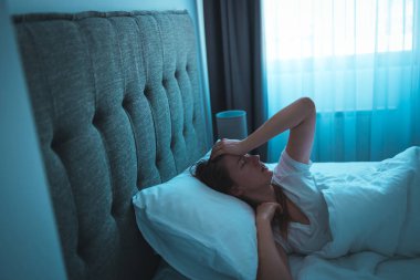 Depresyondaki kadın geceleri uykusuzluktan bitkin düşüyor. Fotoğraf: Genç Düşünen Kadın Yatakta Yatıyor