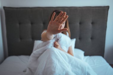 Kadınlara yönelik şiddeti, cinsel istismarı, insan ticaretini, aile içi şiddeti uluslararası kadınlara tecavüz gününü, kadınlara yönelik cinsel taciz ve tecavüz kavramını durdurun.