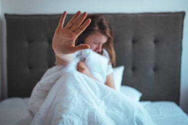 - Kes şunu! Kararlı milenyum hanımı kadınlara karşı aile içi şiddete şiddetle direniyor cinsiyet ayrımcılığı zorbalığına maruz kalıyor. Yasaklayıcı bir hareketle kameraya doğru yükselen kadın avucuna odaklan. Boşluğu kopyala