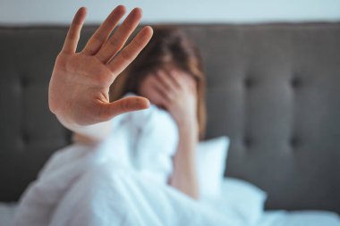 - Kes şunu! Kararlı milenyum hanımı kadınlara karşı aile içi şiddete şiddetle direniyor cinsiyet ayrımcılığı zorbalığına maruz kalıyor. Yasaklayıcı bir hareketle kameraya doğru yükselen kadın avucuna odaklan. Boşluğu kopyala