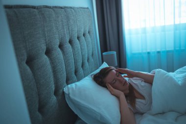 Depresyondaki kadın geceleri uykusuzluktan bitkin düşüyor. Fotoğraf: Genç Düşünen Kadın Yatakta Yatıyor
