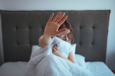 Genç bir kadının yaklaşması, aile içi şiddete ve istismara hayır diyen dur işareti, kürtaja veya ayrımcılığa karşı kararlı kadın protestosu, sözlü olmayan dil kavramı
