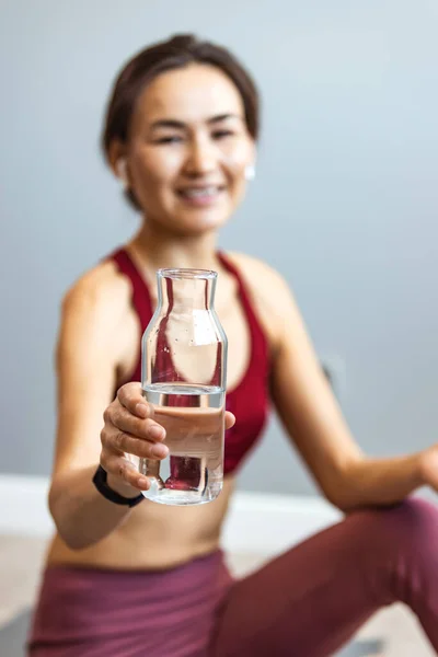 Aziatische Mooie Vrouw Sportkleding Drinken Water Het Sporten Thuis Dorstige — Stockfoto