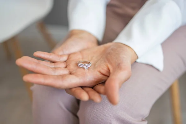 Woman Holding Wedding Ring — Stock Photo, Image