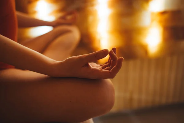 Güzel Sarışın Kadın Tuz Odasında Meditasyon Yapıyor Tuz Odasında Tek — Stok fotoğraf