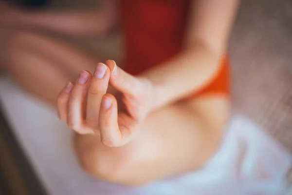 Hermosa Mujer Rubia Meditando Sala Sal Tiro Corto Una Mujer —  Fotos de Stock