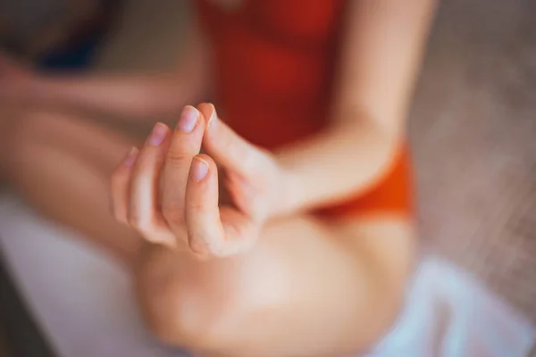 Güzel Sarışın Kadın Tuz Odasında Meditasyon Yapıyor Tuz Odasında Tek — Stok fotoğraf