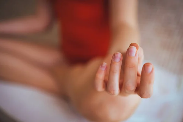 Hermosa Mujer Rubia Meditando Sala Sal Tiro Corto Una Mujer — Foto de Stock