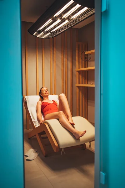 Beautiful Young Woman Relaxing Finish Sauna Healthy Weekend Spa Center — ストック写真