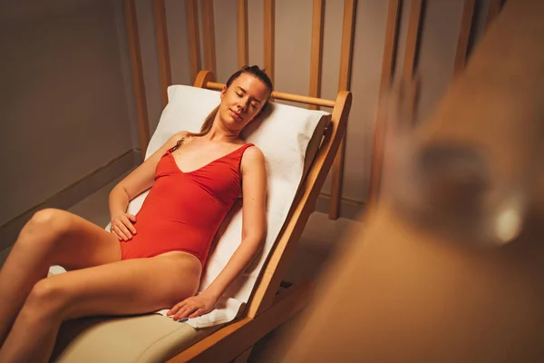 Beautiful Young Woman Relaxing Finish Sauna Healthy Weekend Spa Center — ストック写真