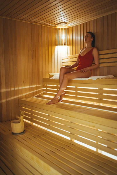 Mujer Con Toalla Envuelta Alrededor Cuerpo Cabeza Sentada Sauna Spa —  Fotos de Stock