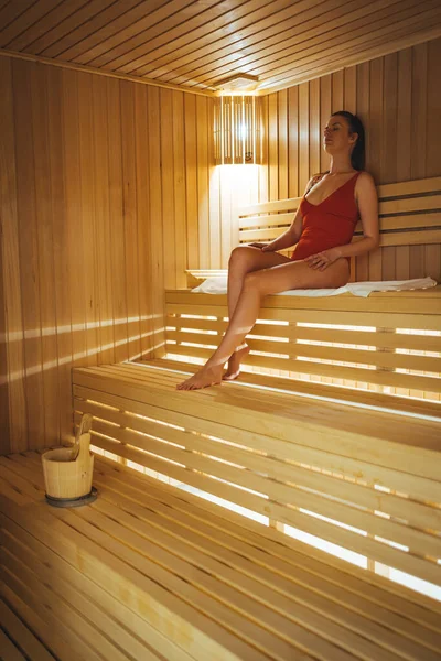 Mujer Con Toalla Sentada Banco Relajada Sauna Caliente Hermosa Mujer —  Fotos de Stock