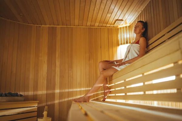 Hermosa Joven Que Relaja Una Sauna Acabado Fin Semana Saludable —  Fotos de Stock