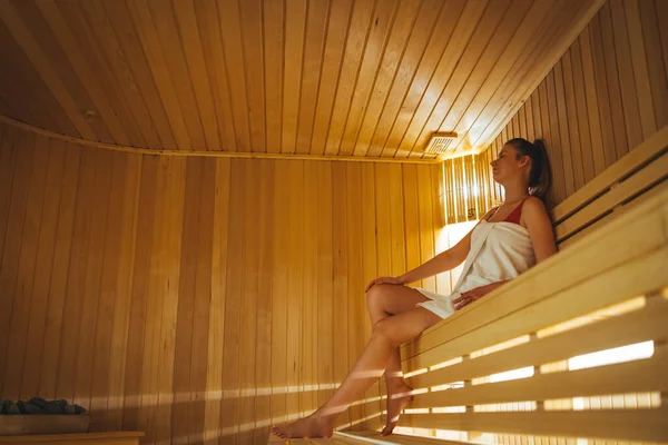 Hermosa Joven Que Relaja Una Sauna Acabado Fin Semana Saludable —  Fotos de Stock