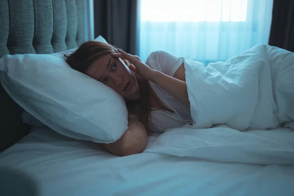 Γυναίκα Αϋπνία Ξαπλωμένη Στο Κρεβάτι Ανοιχτά Μάτια Κορίτσι Στο Κρεβάτι — Φωτογραφία Αρχείου