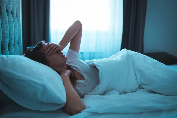 Kvinna Med Sömnlöshet Liggande Sängen Med Öppna Ögon Flicka Sängen — Stockfoto