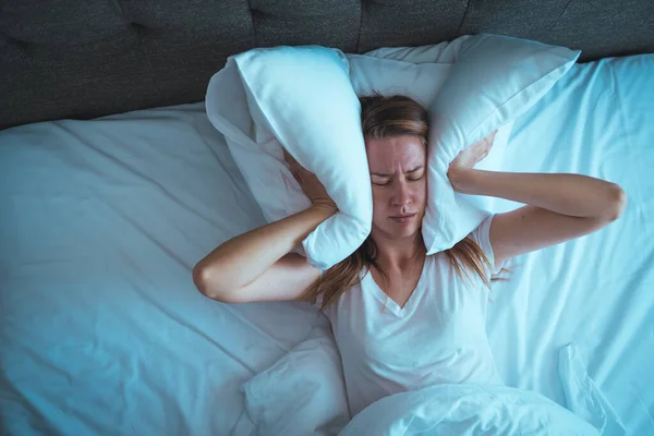 Ung Vacker Vit Kvinna Sängen Med Huvudvärk Sömnlöshet Migrän Stress — Stockfoto