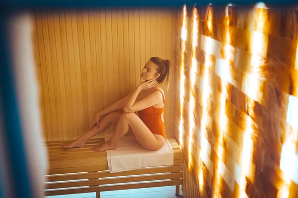 一位年轻貌美的黑发女子在盐室里放松一下 享受一下光疗疗法 盐穴或盐室里的女人 在盐室吸入健康的咸咸的空气 — 图库照片