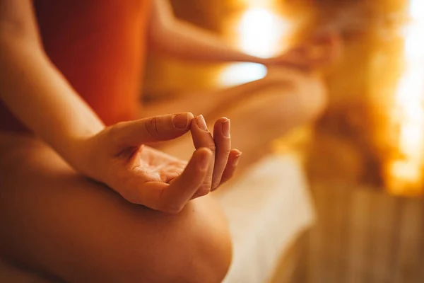 Kadınlar Tuz Odasında Yoga Yaparken Meditasyon Yapıyorlar Mutlu Sakin Rahatlatıcı — Stok fotoğraf