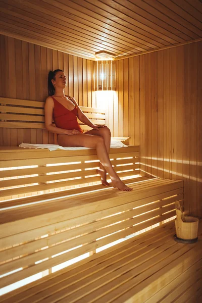 Hermosa Mujer Descansando Sauna Sudoración Una Hermosa Mujer Rubia Relajándose —  Fotos de Stock