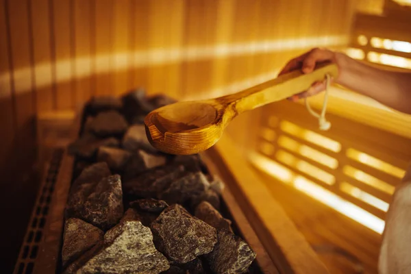 Mujer Sauna Finlandesa Sosteniendo Cubo Sauna Madera Mujer Está Vertiendo —  Fotos de Stock