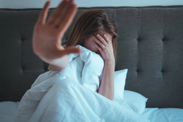 Sluiten Van Jonge Vrouw Tonen Stop Gebaar Met Hand Zeggen — Stockfoto