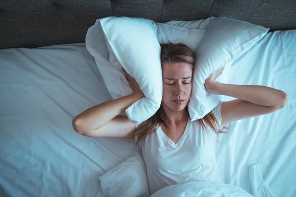 Young Beautiful Caucasian Woman Bed Having Headache Insomnia Migraine Stress — Stock Photo, Image