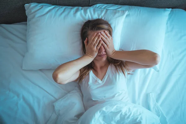 Νεαρή Στρεσαρισμένη Γυναίκα Ξαπλωμένη Στο Κρεβάτι Αργά Βράδυ Που Υποφέρει — Φωτογραφία Αρχείου