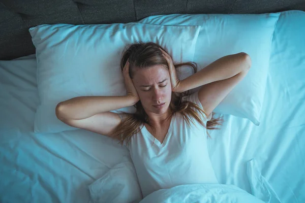 Menina Desesperada Sofrendo Insônia Tentando Dormir Uma Jovem Aflita Uma — Fotografia de Stock