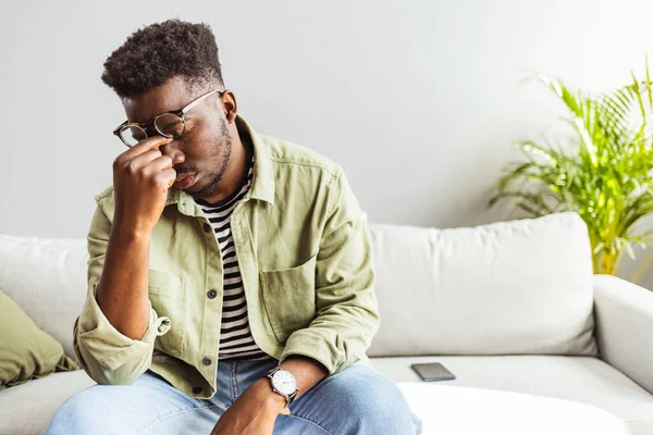 Tiro Jovem Que Parecia Stressado Casa Frustrado Bonito Jovem Tocando — Fotografia de Stock