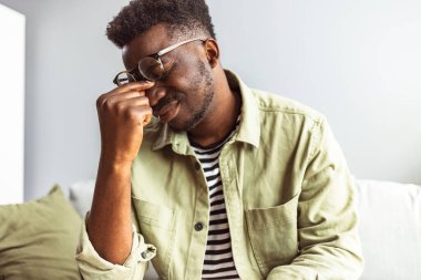 Üzgün güçlü baş ağrısı kavramı ile başa çıkma stresli genç afrikalı amerikalı adam, üzgün yorgun siyah adam sinirli depresif yorgun dokunmadan alnına dokunmadan migren muzdarip duygu, yakın yan görünüm